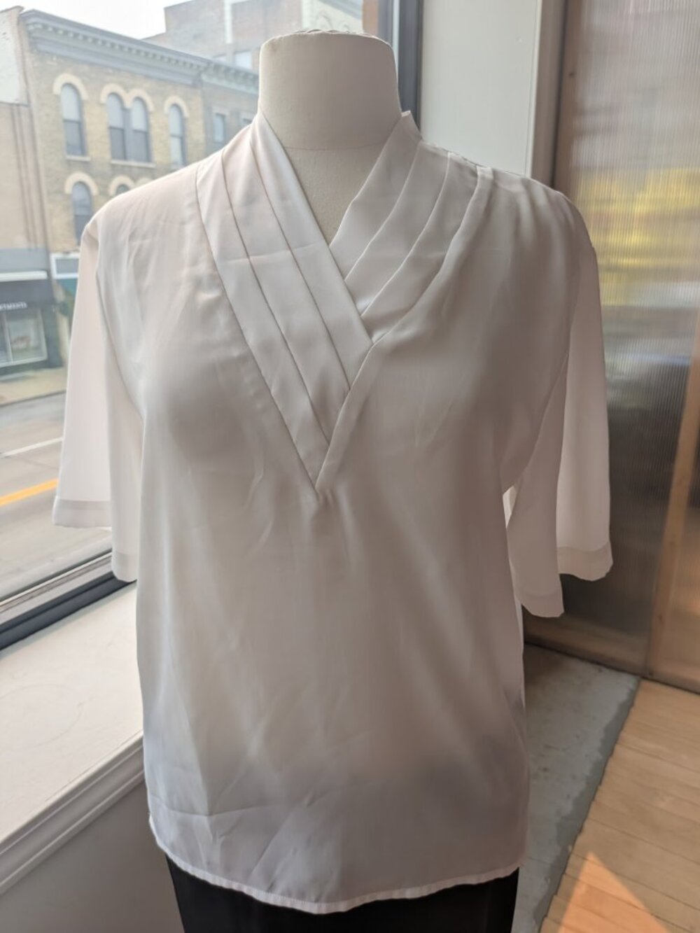 Women's Vintage Hasting & Smith White Pleated Shawl Collar V-Neck S/S Blouse